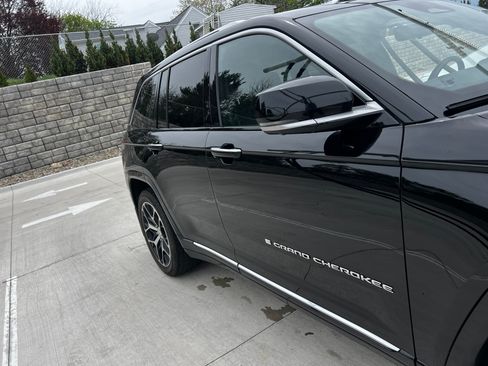 Used 2022 Jeep Grand Cherokee Summit AWD/4WD image 2