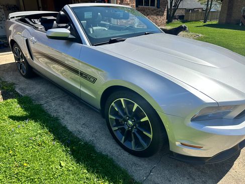 Used 2012 Ford Mustang GT Premium image 25