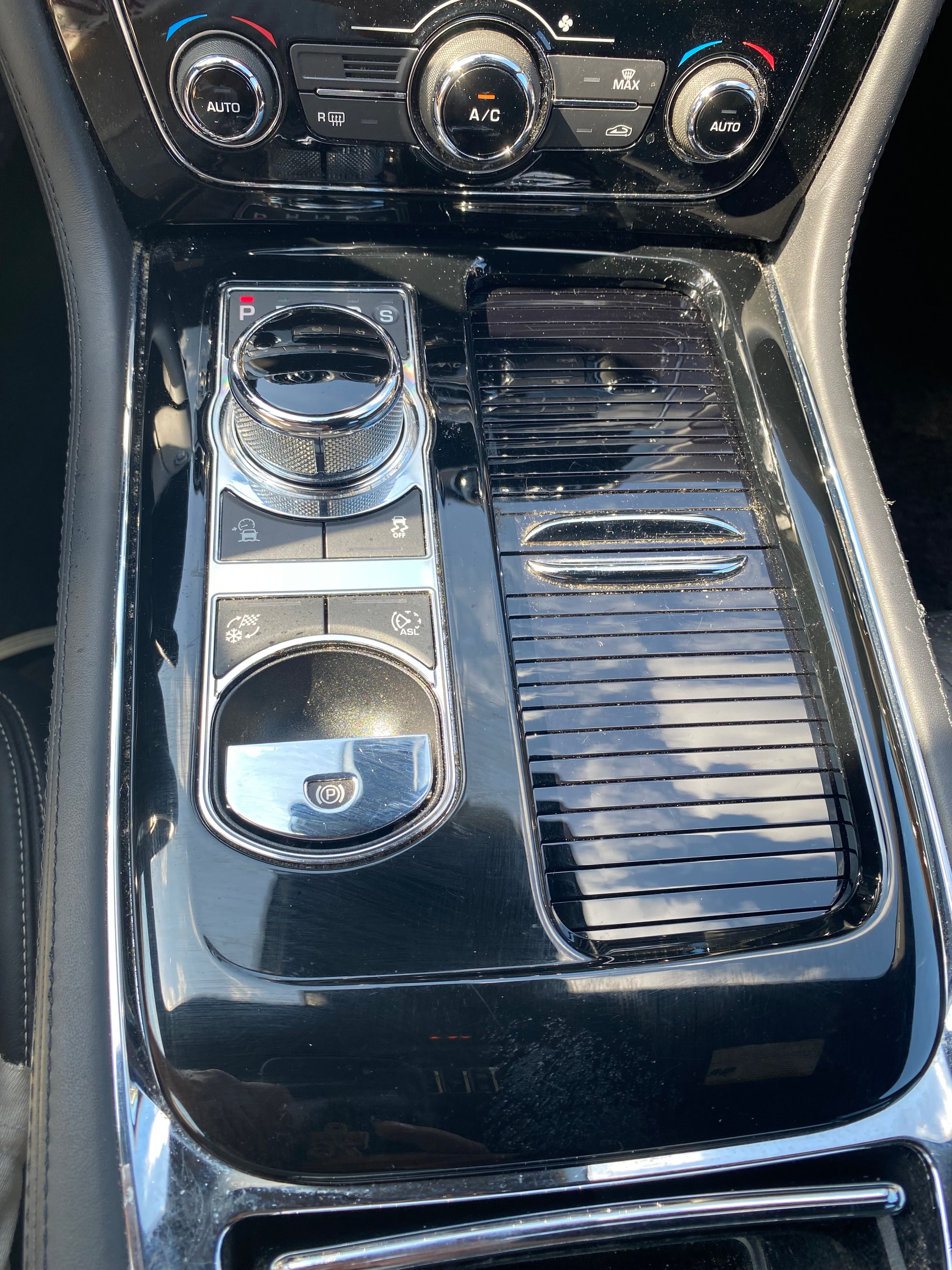 Used 2019 Jaguar XJ L Portfolio RWD image 6