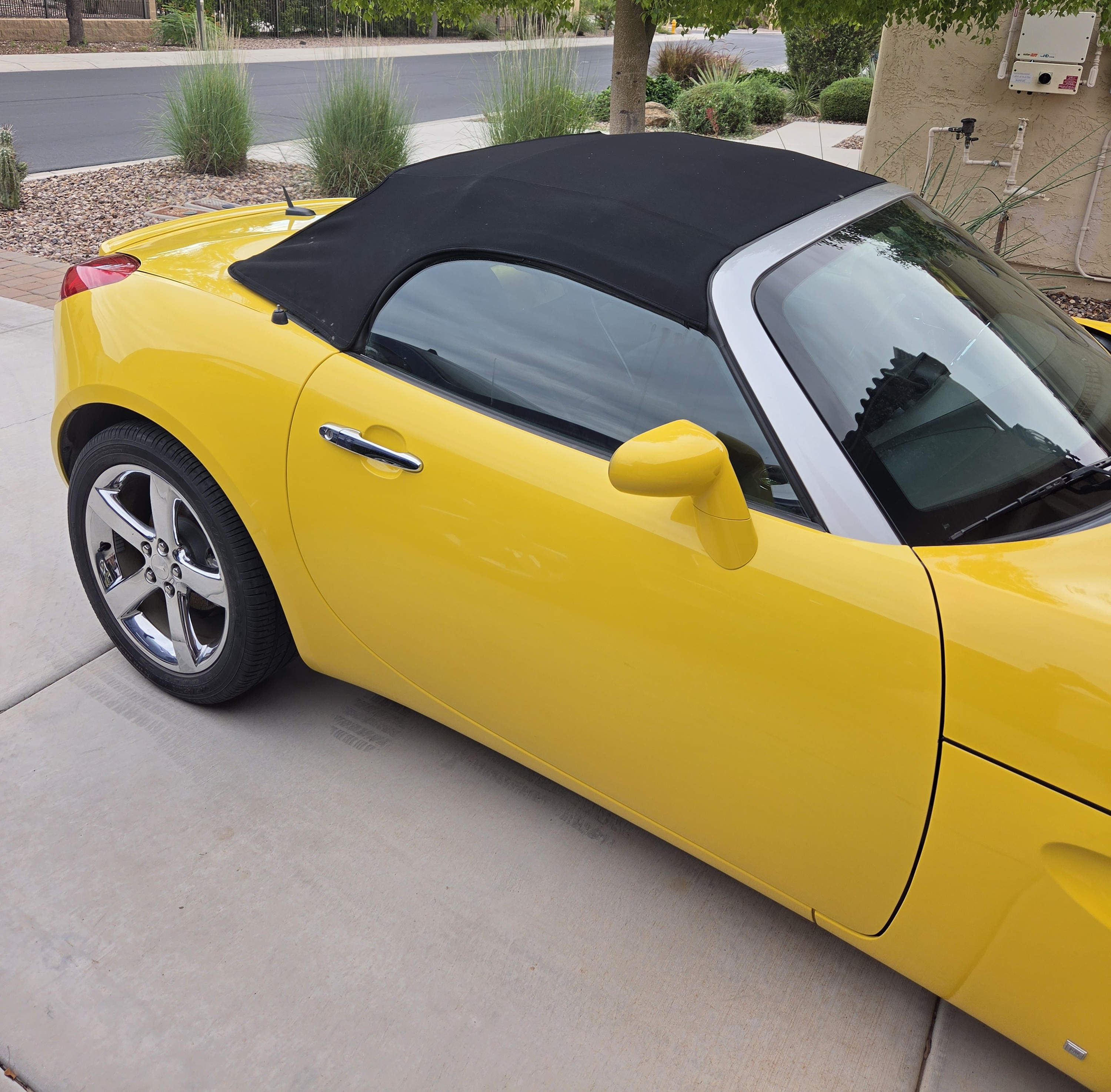 Used 2008 Pontiac Solstice Convertible w/ Premium Package RWD image 10