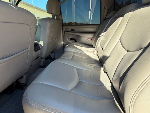 Used 2004 Chevrolet Silverado 2500 LT w/ Heavy-Duty Power Package image 14