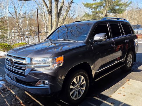 Used 2018 Toyota Land Cruiser Sport Utility 4D w/ Four Season Floor Mat Package image 30