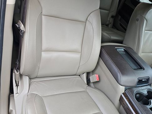 Used 2018 Chevrolet Suburban LT image 6