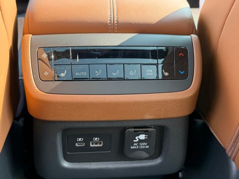 Used 2025 Nissan Pathfinder Platinum w/ Black Appearance Package AWD/4WD image 18