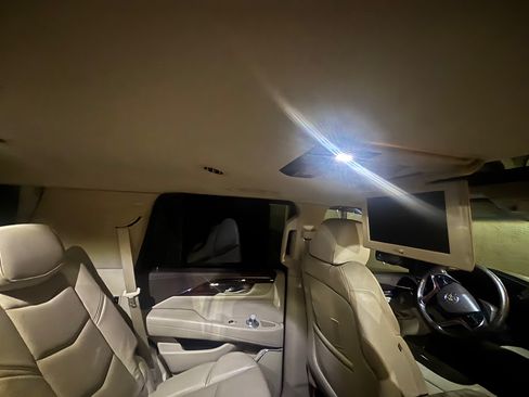 Used 2015 Cadillac Escalade Premium image 6