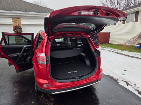 Used 2016 Toyota RAV4 SE image 11