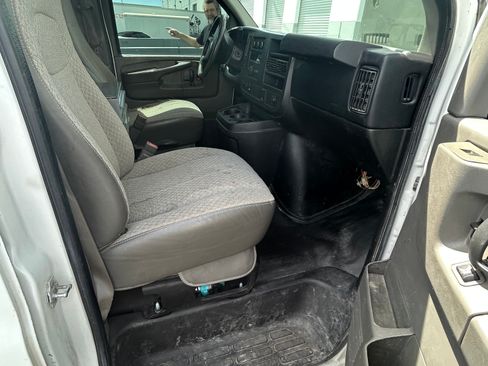 Used 2015 Chevrolet Express 2500 RWD image 11