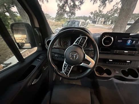 Used 2022 Mercedes-Benz Sprinter 2500 image 13