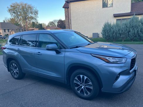 Used 2020 Toyota Highlander XLE image 1