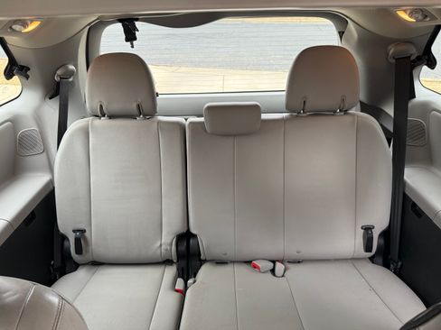 Used 2017 Toyota Sienna Limited Premium image 19