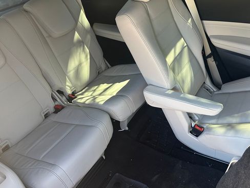 Used 2025 Mercedes-Benz GLS 450 4MATIC image 11