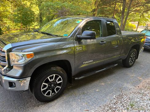 Used 2014 Toyota Tundra SR5 w/ SR5 Upgrade Package AWD/4WD image 2