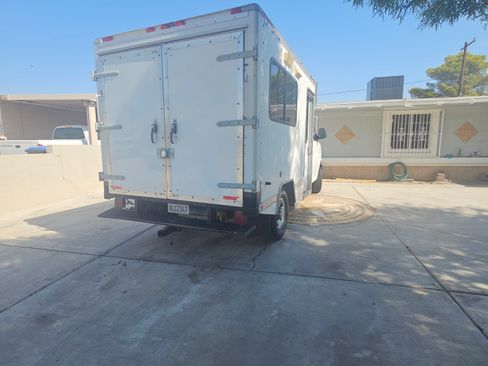 Used 2008 Chevrolet Express 3500 image 10