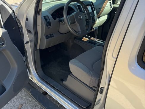 Used 2010 Nissan Frontier SE image 8