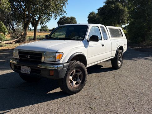 Used 2000 Toyota Tacoma PreRunner RWD image 2