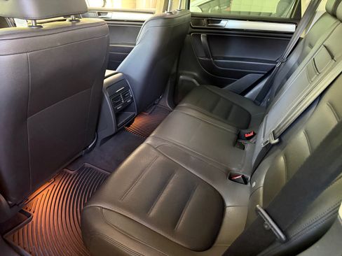 Used 2016 Volkswagen Touareg Sport image 22