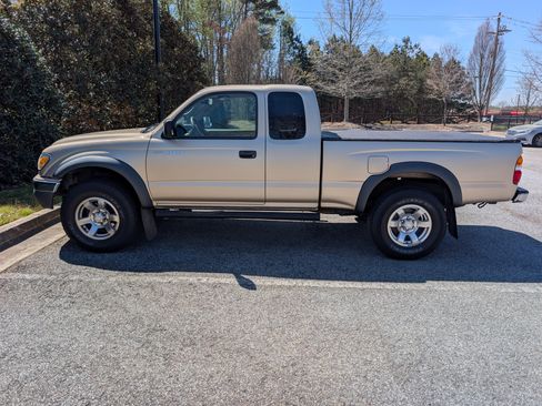 Used 2004 Toyota Tacoma PreRunner image 1
