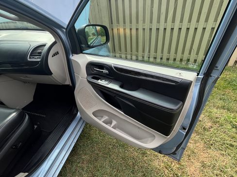 Used 2013 Chrysler Town & Country Touring-L w/ Driver Convenience Group image 29