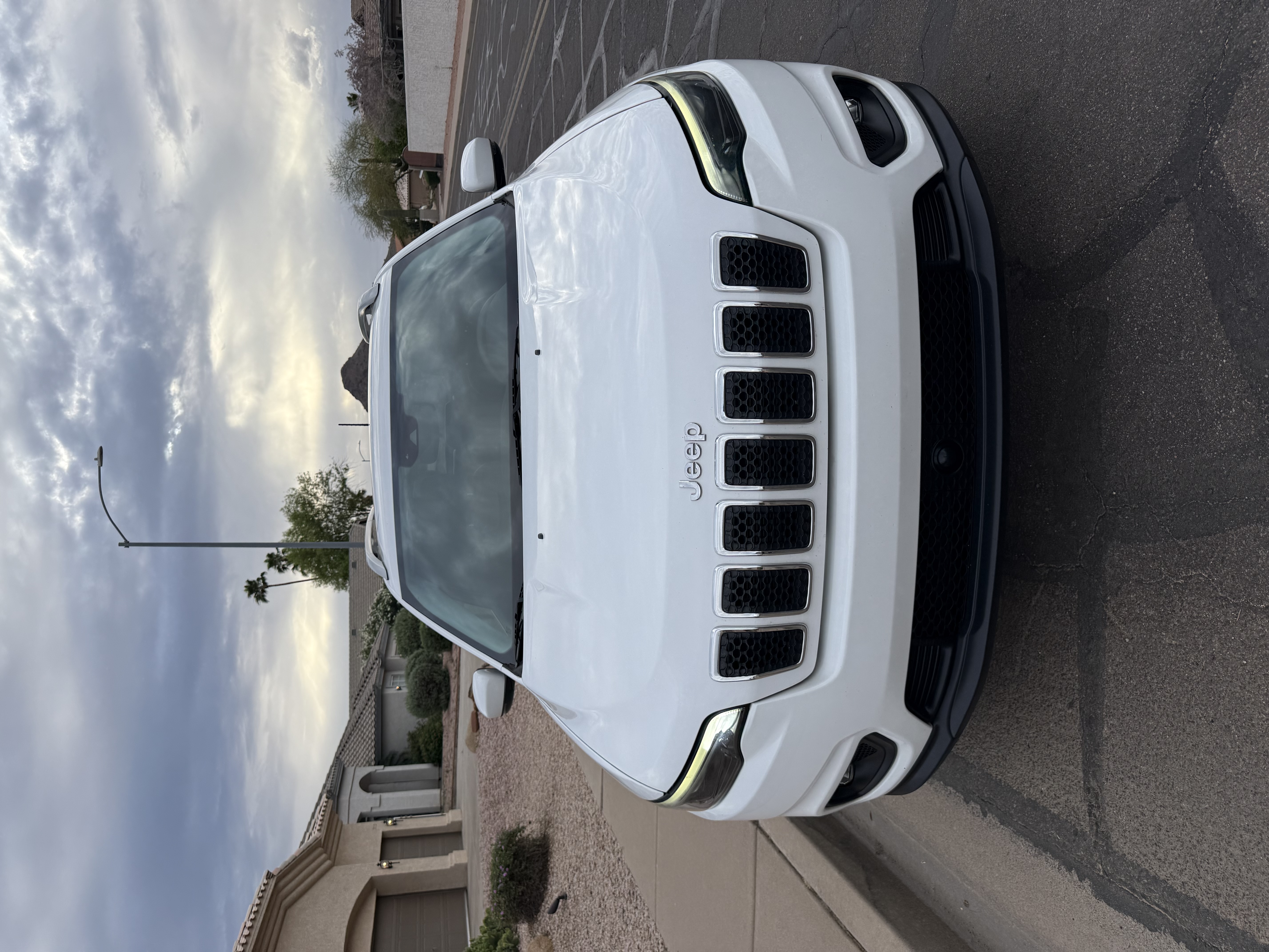 Used 2020 Jeep Cherokee Latitude Plus w/ Advanced Safety Group FWD image 1