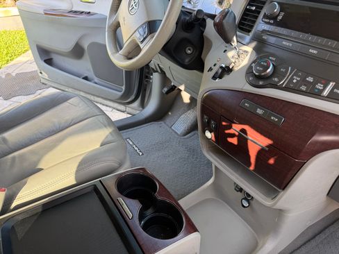 Used 2011 Toyota Sienna XLE FWD image 8