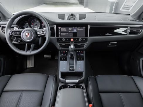 Used 2025 Porsche Macan image 11
