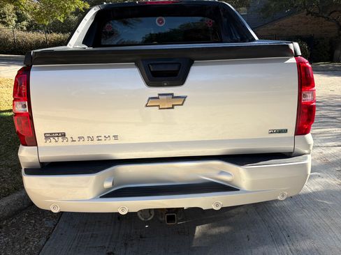 Used 2010 Chevrolet Avalanche LTZ image 11
