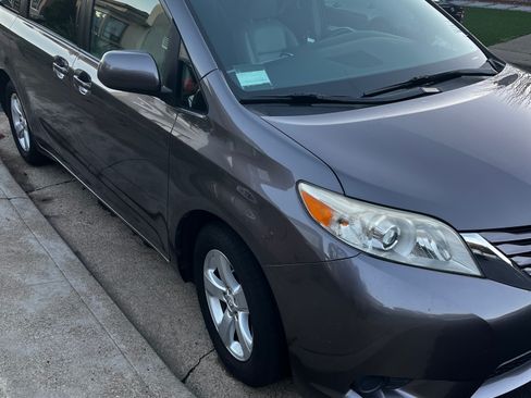 Used 2015 Toyota Sienna LE image 1