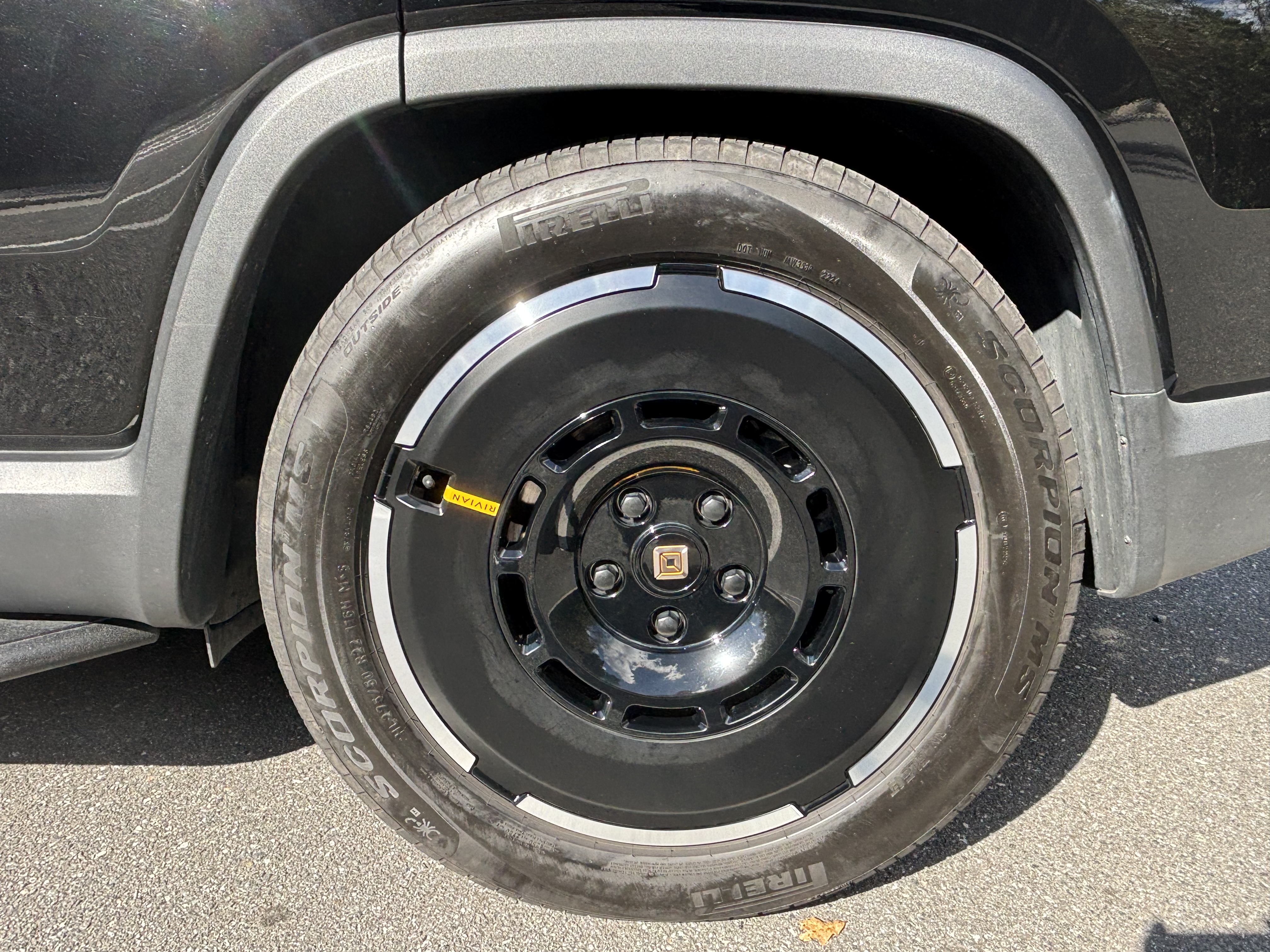 Used 2025 Rivian R1S Adventure Dual AWD/4WD image 12
