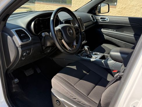 Used 2022 Jeep Grand Cherokee Laredo E w/ Security & Convenience Group image 9