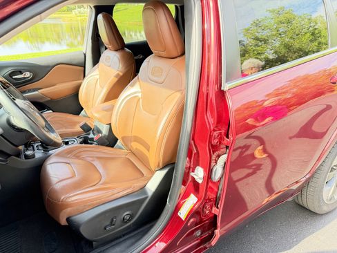 Used 2019 Jeep Cherokee Overland w/ Technology Group image 9