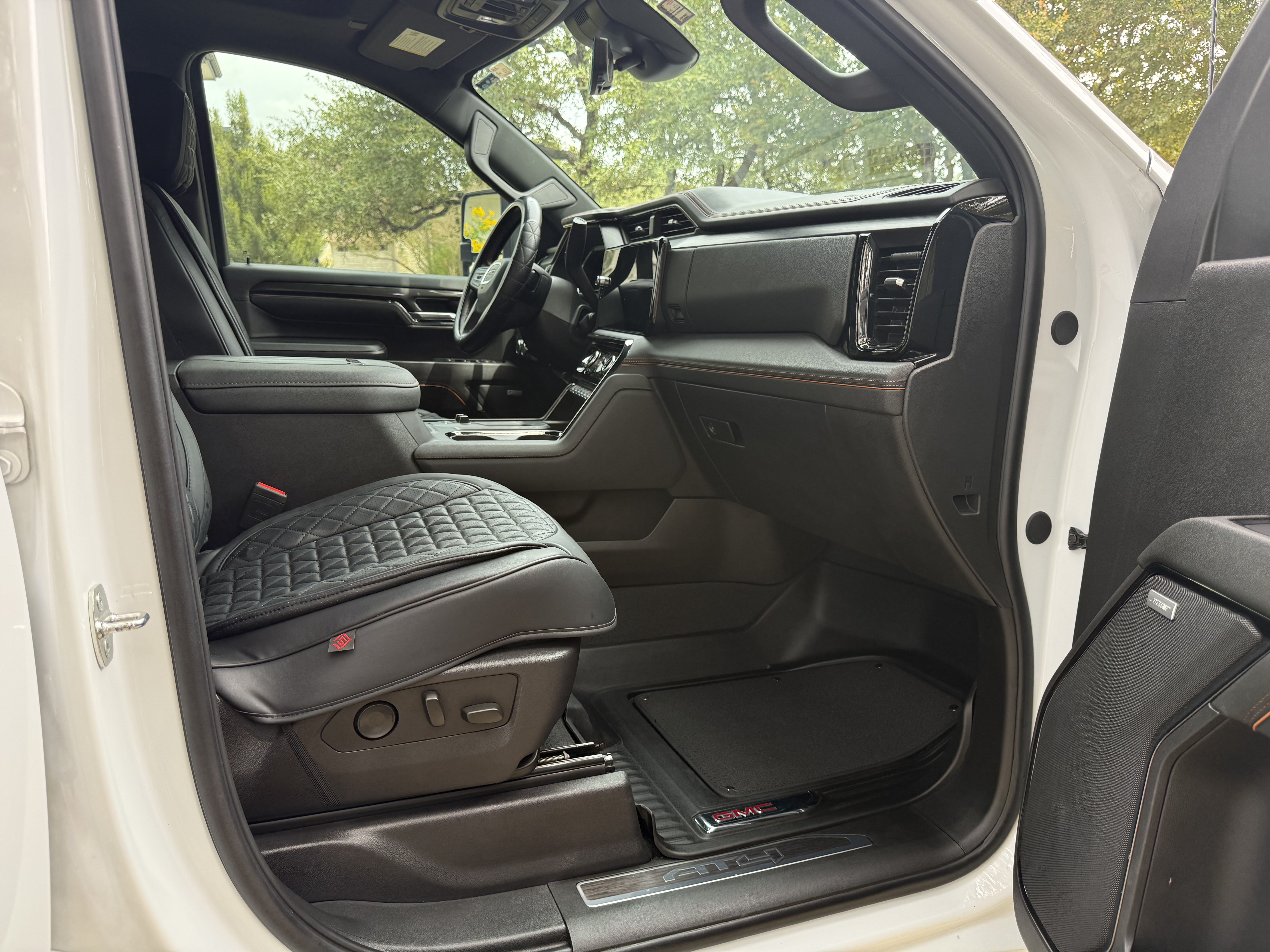 Used 2024 GMC Sierra 2500 AT4 w/ AT4 Premium Plus Package AWD/4WD image 9