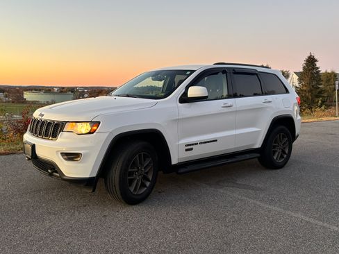 Used 2016 Jeep Grand Cherokee Laredo 75th Anniversary image 2