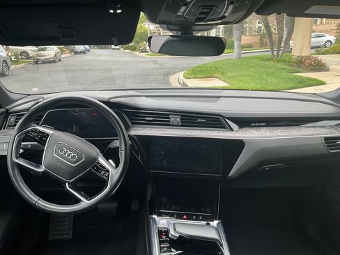 Used 2019 Audi e-tron Prestige w/ Prestige Package image 5
