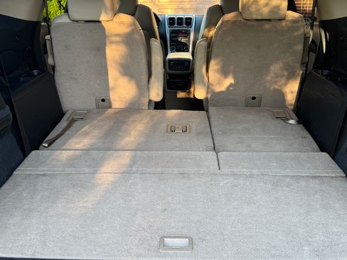 Used 2011 GMC Acadia SLT FWD image 18