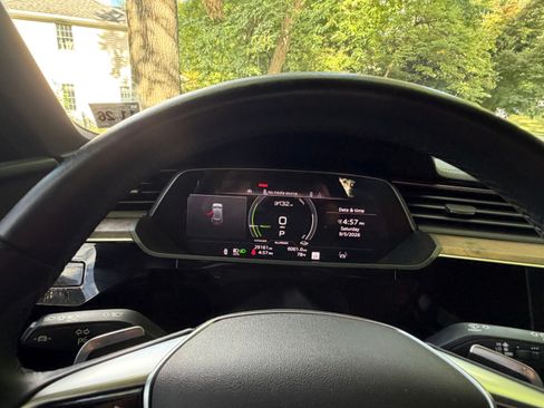 Used 2022 Audi e-tron Premium Plus w/ Premium Plus Package AWD/4WD image 13