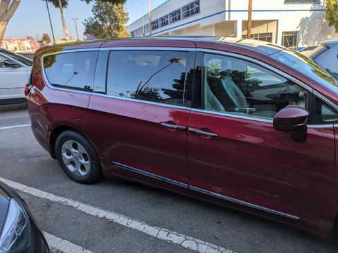 Used 2018 Chrysler Pacifica Touring-L image 8