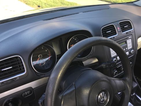 Used 2010 Volkswagen Golf 2-Door image 9