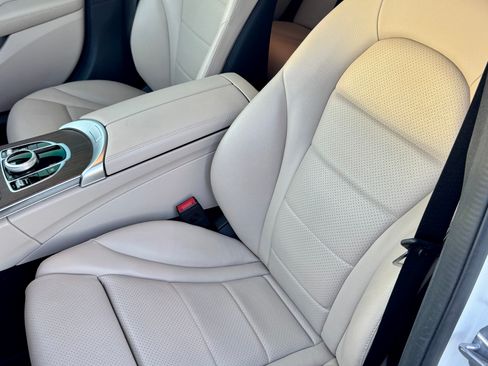 Used 2019 Mercedes-Benz C 300 4MATIC Sedan image 4