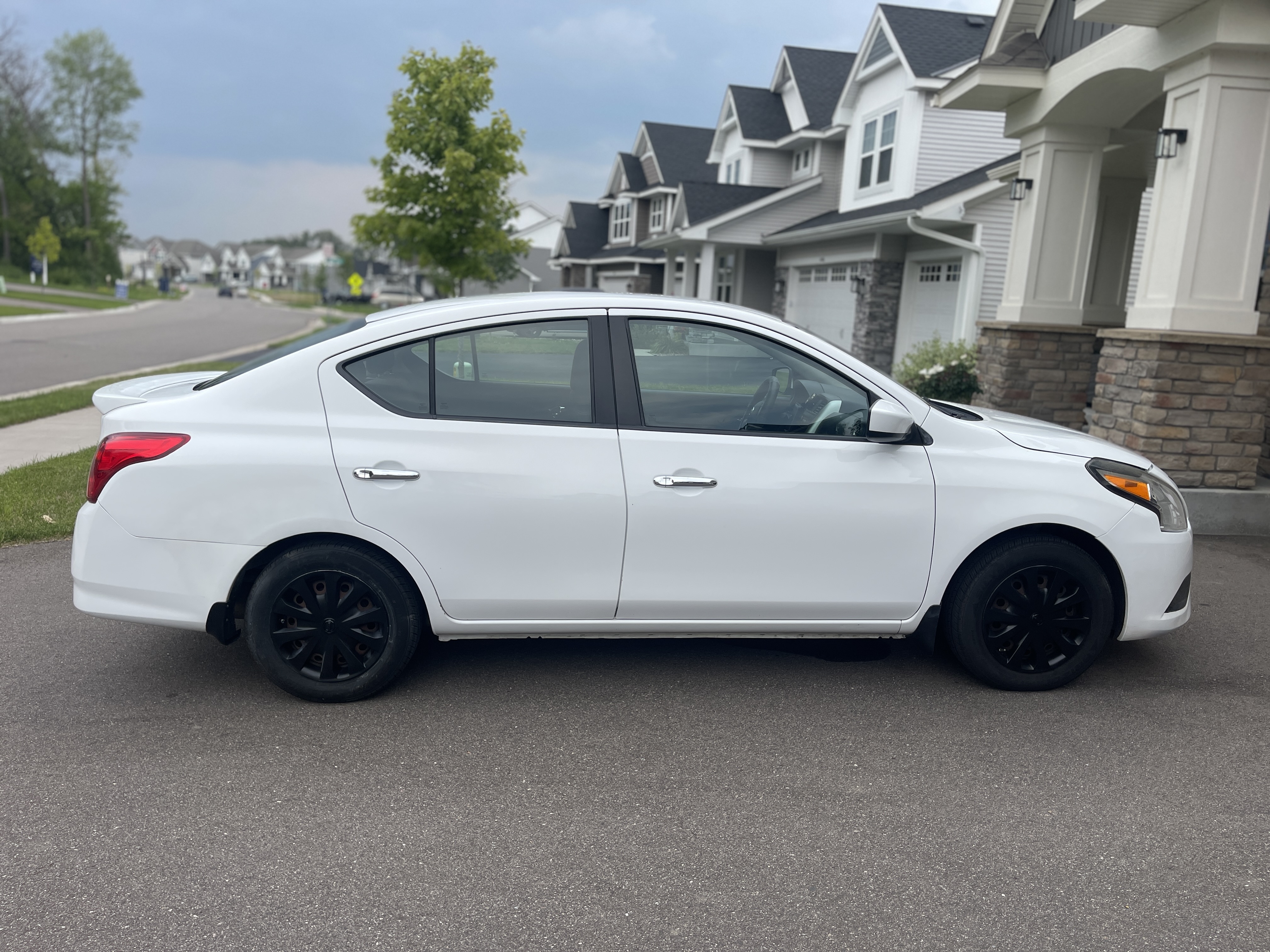 Used 2015 Nissan Versa SV FWD image 4