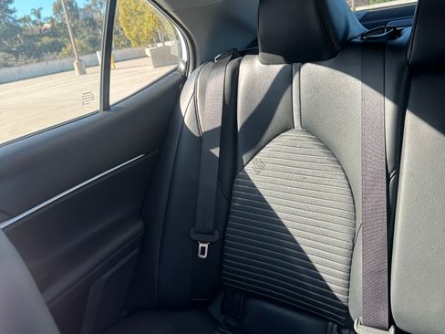 Used 2019 Toyota Camry SE image 11