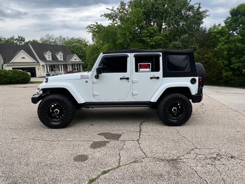 Used 2013 Jeep Wrangler Unlimited Sahara w/ Connectivity Group AWD/4WD image 5