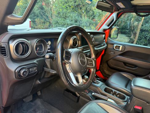 Used 2019 Jeep Wrangler Unlimited Rubicon w/ Cold Weather Group AWD/4WD image 21