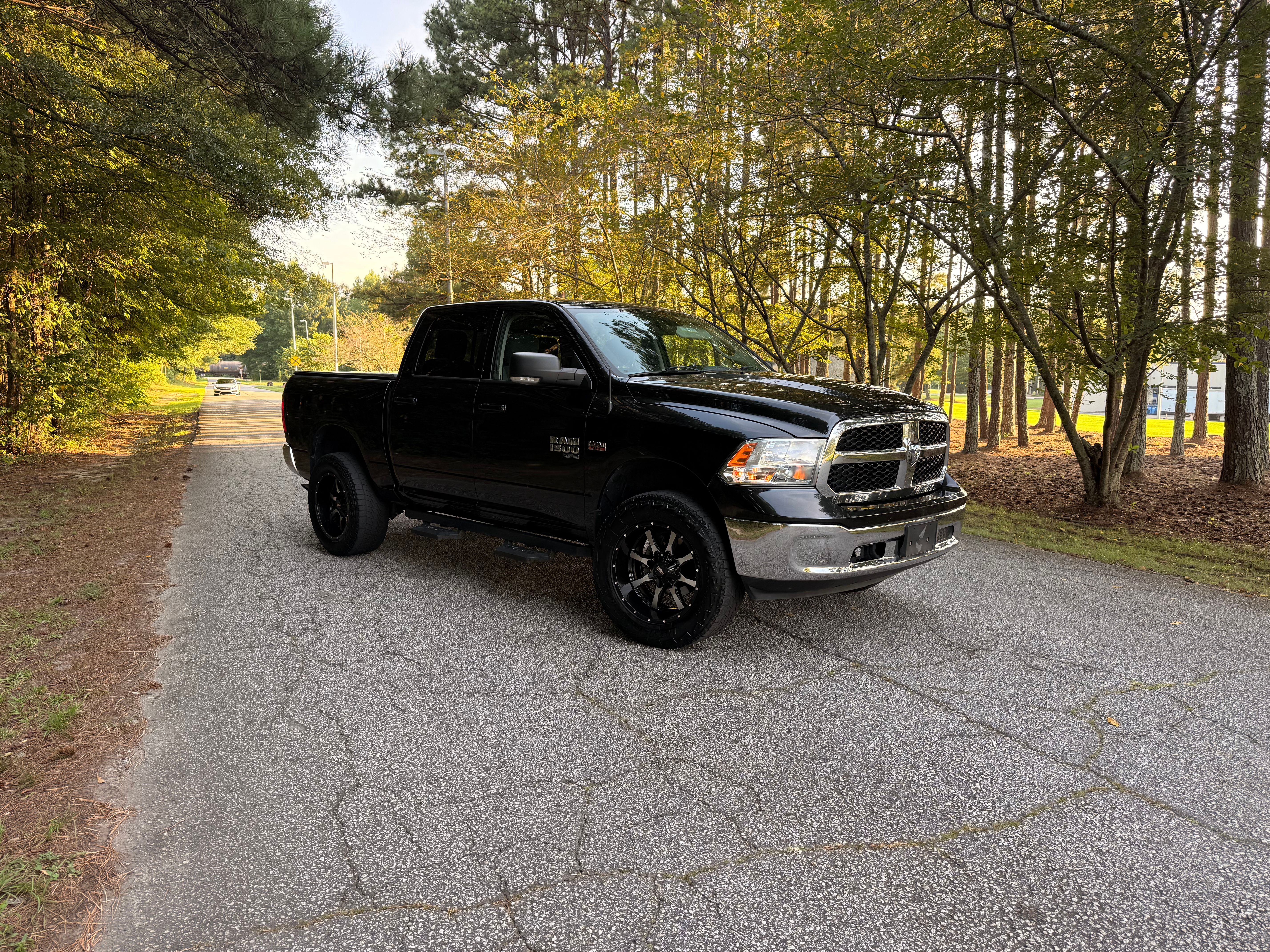 Used 2019 RAM 1500 Classic SLT w/ Luxury Group RWD image 10