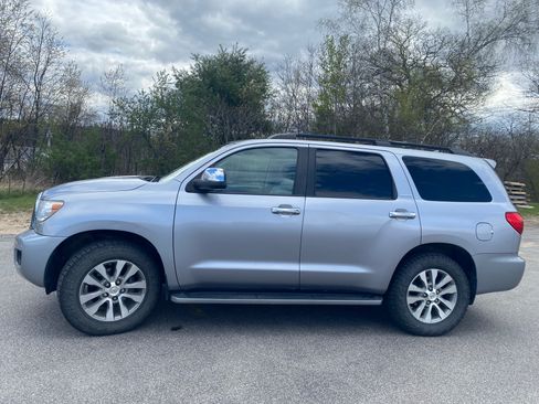Used 2016 Toyota Sequoia Limited w/ Safety & Convenience Package AWD/4WD image 2
