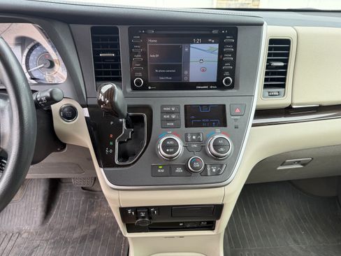 Used 2020 Toyota Sienna XLE Premium image 10