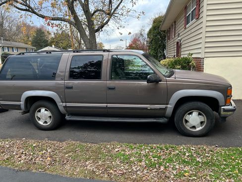 Used 1998 Chevrolet Suburban 4WD w/ Preferred Equipment Group 3 image 1