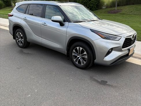 Used 2024 Toyota Highlander XLE AWD/4WD image 5