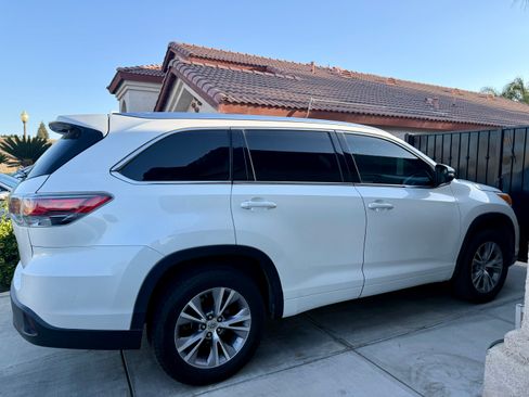 Used 2014 Toyota Highlander XLE FWD image 2
