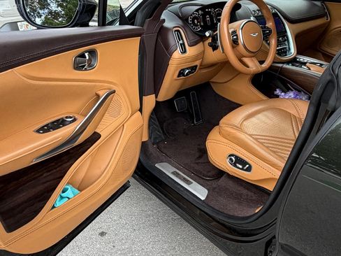 Used 2021 Aston Martin DBX AWD/4WD image 6