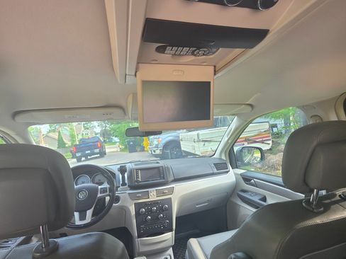 Used 2012 Volkswagen Routan SE image 11